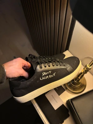 Yves Saint Laurent - Säljer dessa sjukt snygga o sköna skor. Storlek 44. Helt nya. Du kanske förstår varför priset e billigt