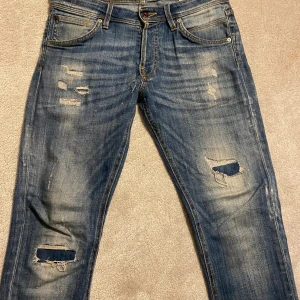 Jack n jones jeans - Feta jack n jones jeans 👖 Jeansen är i bra skick förutom defekten som visas vid bild 5. Skriv för frågor!