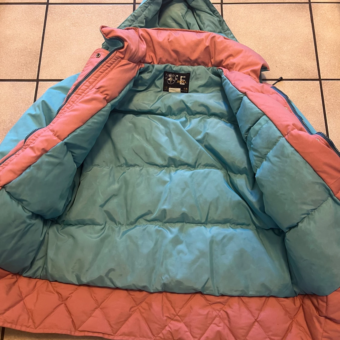 Turkos och rosa pufferjacka med huva - 2