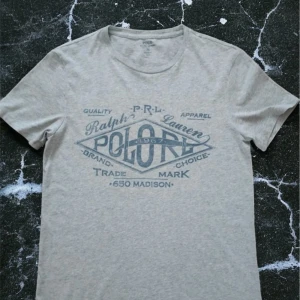 Vintage ralph lauren tröja - Super schysst vintage Ralph lauren t shirt Skick 9/10 Tröjan är knappt använd Storlek S  Bara att höra av dig om du undrar över något!  