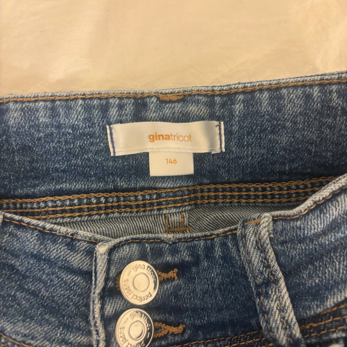 Blå bootcut jeans från Gina Tricot - 2