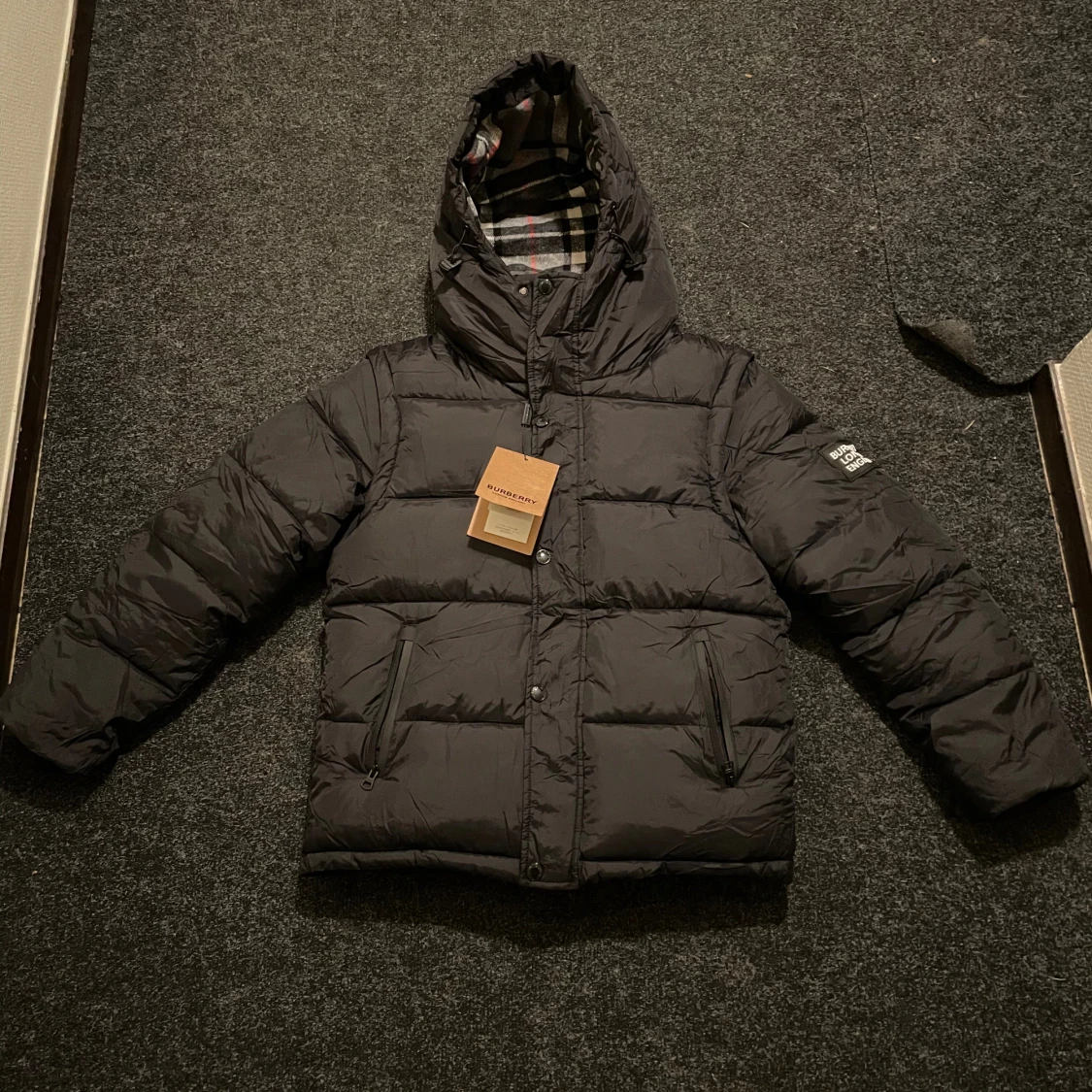 Svart dunväst Burberry jacka med huva