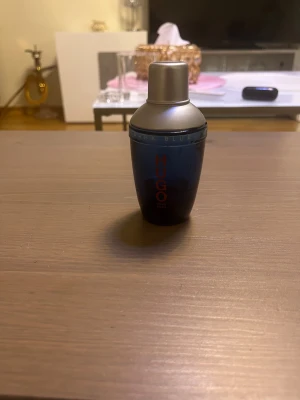 Hugo Boss Dark Blue parfym - Snygg och stilren parfym från Hugo Boss med namnet Dark Blue. Perfekt för dig som vill sticka ut med en ikonisk flaska. Volym och ingredienser syns ej på bilderna.