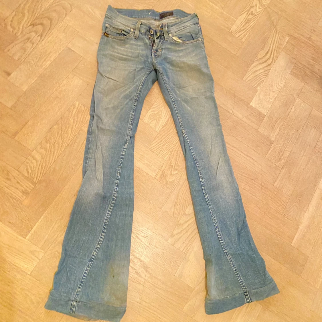 Lågmidjade ljusblå bootcutjeans