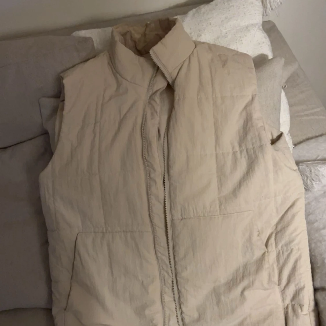 Beige quiltad dunväst från NN07