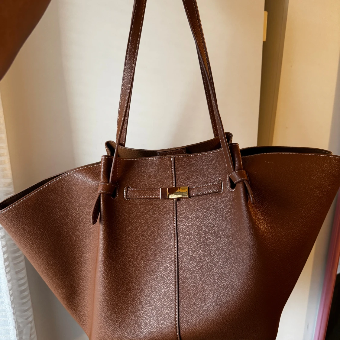 Brun axelväska i skinn med gulddetalj - 1