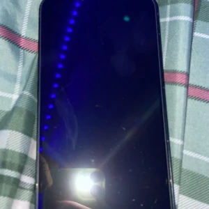 iPhone 13 - Säljer min iPhone 13, svart, 128 GB. Mobilen fungerar helt utan problem och är olåst. Skick: Fint skick, inga sprickor Allt fungerar som det ska Nyligen bytt batteri (ej original) – håller 1–2 dagar vid normal användning Face ID, kamera, högtalare osv funkar normalt Ingår: – Endast telefon