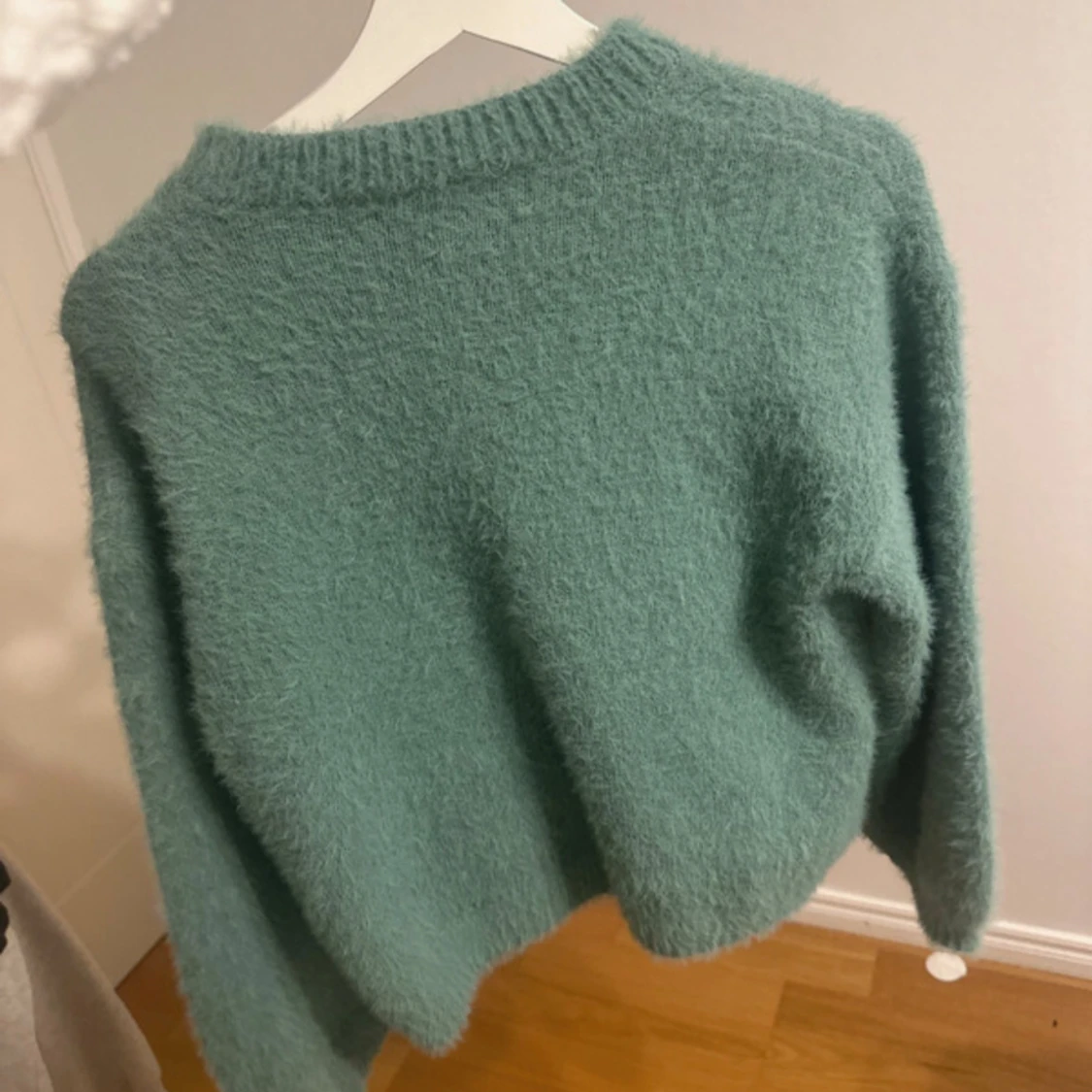 Grön fluffig stickad tröja - 2