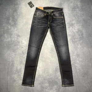 Dondup ”GEORGE” Jeans - Skick: 9,5/10, sparsamt använda, inga defekter.  Vad ingår: Endast jeansen.  Ordinarie pris: +-3000 SEK / 300 €.  Mått:  Midja: ~ 37 centimeter.  Ytterlängd: ~ 100 centimeter.  Innerlängd: ~ 76 centimeter.  Benöppning: ~ 14 centimeter. Pris går såklart att diskutera!😁