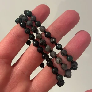 Alla tre armband ur Montévas kollektion  - Tre stilrena armband med runda pärlor i svart och grått. Pärlorna har en naturlig stenlook och är trädda på elastisk tråd, vilket gör dem enkla att ta på och av. Perfekt för dig som gillar minimalistiska accessoarer med lite edge. Ett smaragd armband, ett labradorit armband och ett blandat med dessa två olika stenar.