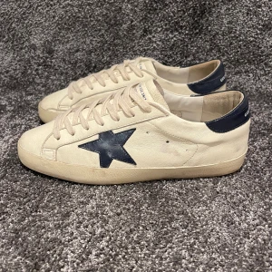Golden Goose Skor -  ‼️VI TAR EJ BYTEN‼️Golden Goose ”Superstar” Sneaker | Skick: 9/10 | Storlek 40 sitter större 41/41,5 | ingår Golden Goose box, Passport vid köp. | Fraktar inom 24H efter köp på köparens bekostnad 📦💨 | Hör av dig vid minsta fråga eller fundering 💭