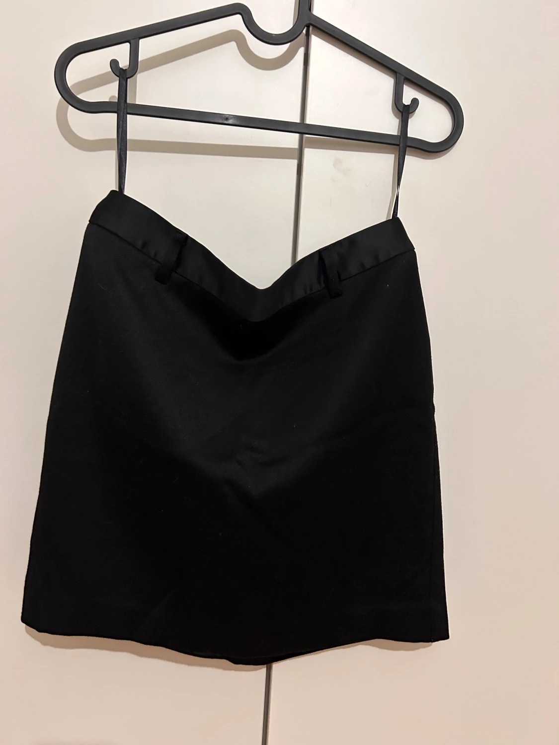 Svart kortkjol från Next, storlek 36