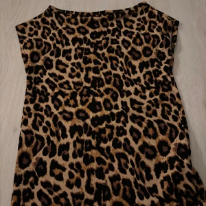 Leopardmönstrad tröja Black Label - T-shirt knappt använd