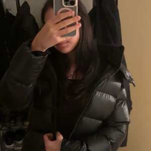 Svart pufferjacka med dragkedja - Säljer min massimo dutti jacka som är använd endast en kort period förra vintern. Inga skador alls eller några fläckar. Den är i storlek xs men är relativt stor i storleken. 