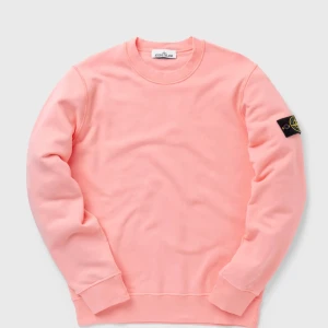 Ljusrosa sweatshirt från Stone Island - Säljer en ljusrosa sweatshirt från Stone Island med klassisk rund hals och ribbade muddar. Tröjan har lång ärm och den ikoniska logotypen på vänster ärm. Perfekt för dig som gillar stilrena och trendiga plagg. Dm vid intresse 