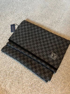 Louis Vuitton Halsduk - 📊 Färg: Svart-Grå  Se bild 2 för bästa färg exemplet❗️  📐 Mott: 180CM Lång ~ 30CM Bred  ♻️ Helt nytt skick!  📦 Postar Inom 24h