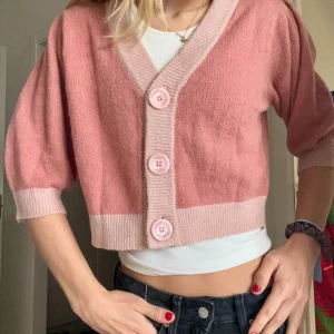 Rosa stickad bolero - Så fin rosa stickad bolero, gammal modell från nakd, köp via köp nu❤️