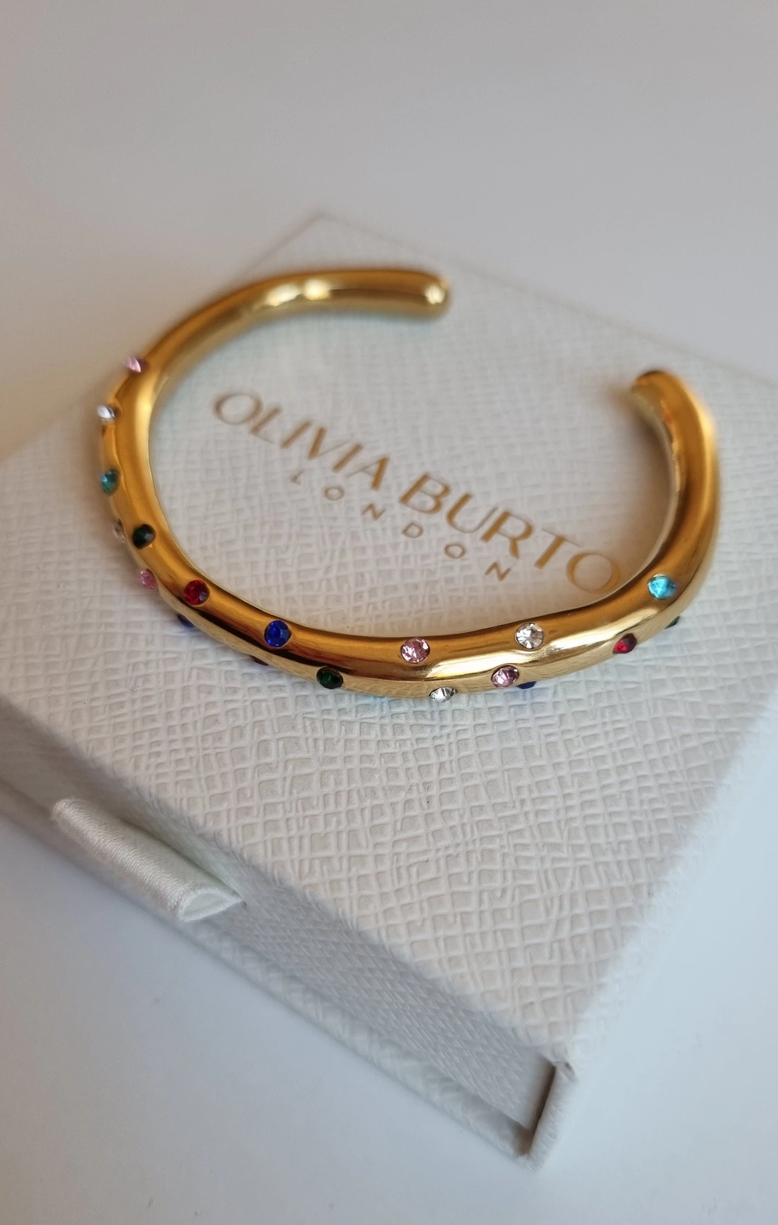 Guldigt armband med stenar