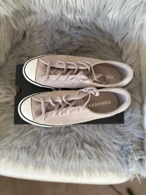 Grå Converse sneakers i mocka - Snygga grå Converse sneakers