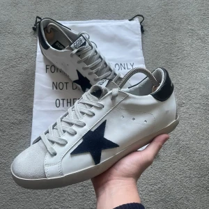 Golden Goose Superstar  - Ett par riktigt feta golden goose superstars i storlek 42 i helt nytt skick🌟allt OG följer med skorna vid köp! Tveka inte på att höra av dig vid funderingar🌟