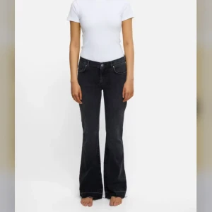 Lågmidjade bootcut jeans  - Svarta lågmidjade bootcut jeans från bikbok, de är nya jag säljer dom då de var för små för mig. Köptes för 699kr
