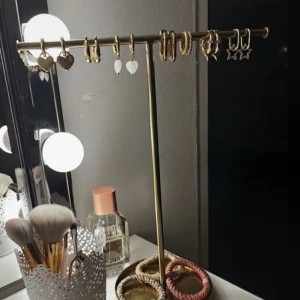 Smycke ställ - Snyggt smycke ställ från hm i guld❤️lånade bilder men de är exakt den