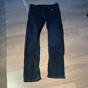 Nudie Jeans Grim Tim New Ink 31/32 - Mörkblå jeans från Nudie Jeans, modell Grim Tim New Ink. Klassisk femficksdesign med orangea sömmar och raka ben. Materialet är 99% bomull och 1% elastan för lite stretch. Nypris 1600kr. Använda i 2 månader. Inga defekter