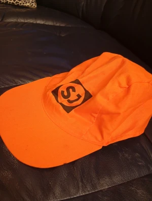 Nostalgi Keps SJ - Nostalgi Keps SJ  Klassisk form med böjd skärm och mjuk krona. Tillverkad i bomull som andas och sitter skönt på huvudet. Perfekt för dig som vill sticka ut med färg och enkel design.