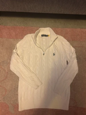 Polo half zip - Säljer denna extremt snygga och knappt använda stickade polo Ralph lauren half zip i vit färg, tröjan är i storlek M och max använd 3 gånger. Pris kan diskuteras!! Tveka inte att skriva!! Säljer åt en vän!!!!!