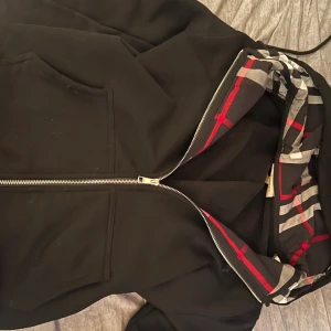 BURBERRY ZIP HOODIE - Aldrig använt. Storlek L