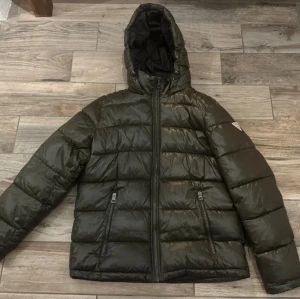 Grön vinterjacka från Guess - Grön glansig jacka från Guess, köpt för 2.750kr i vintras i usa men modellen säljs ej längre men priset kan disktueras. . Lite lik den gröna massimo dutti jackan enligt mig. Storlek M men funkar för allt från xs-m skulle jag säga. Skriv för fler bilder💞💞