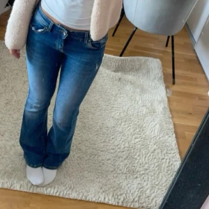 Blå bootcut jeans från only - Snygga blå jeans från Only med bootcut passform och låg midja. Nypris 500