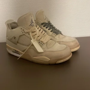 Nike Air Jordan 4 Off-White Sail -  exklusiva Jordan 4 off whites. Inga defekter så klart, men lite använda och lite smutsiga, som såklart går att tvätta bort innan dem skickas! Missmatch snören då orginalet tyvärr gick sönder. Om ni skulle ha en fråga så är det bara att fråga på!  Priset går att diskuteras.)