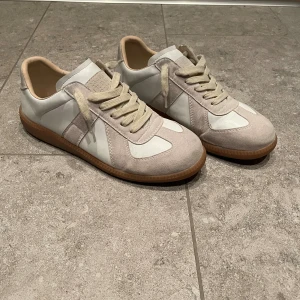 Maison Margiela skor -  Snygga Maison Margiela sneakers, använda ett fåtal gånger i storlek 42 och passar till det mesta. Priset är lägre av en anledning. Priset är inte hugget i sten vid snabb affär!