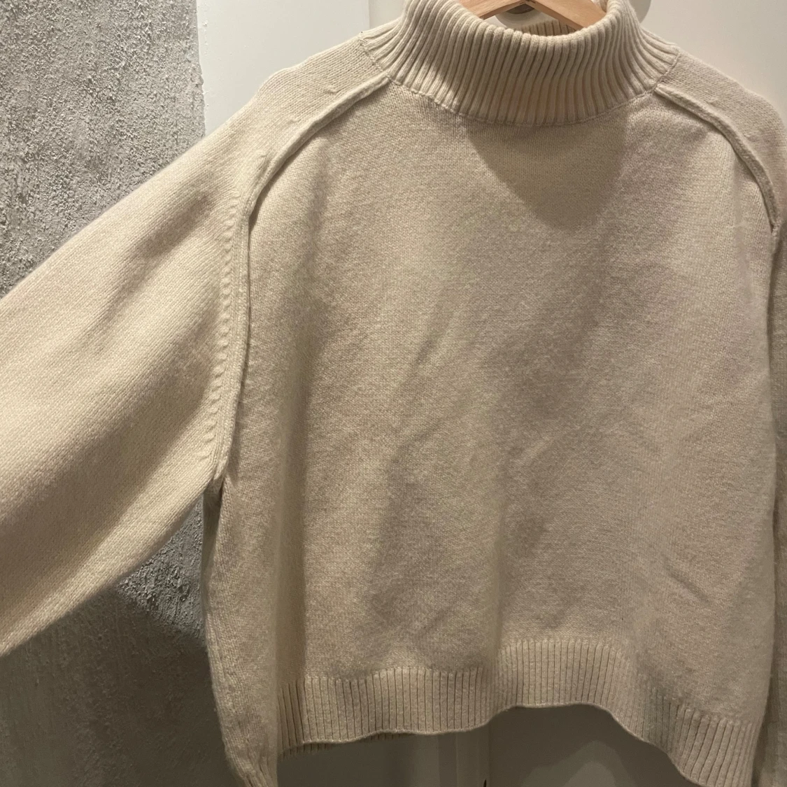 Trendig stickad polotröja - 1