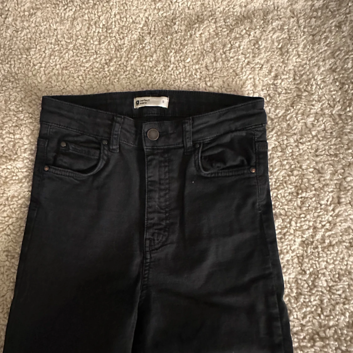 Svarta jeans från Gina Tricot - 1