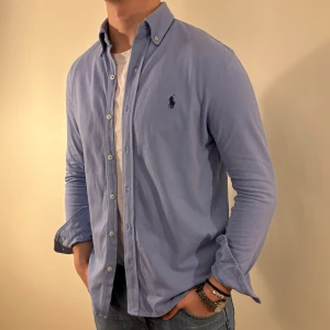 Blå Ralph Lauren skjorta - Nu säljer vi ännu en snygg polo skjorta som passar till alla tillställningar! Du ska kunna uttrycka stil utan att det kostar för mycket!🕺🍾💼🤩  Storlek👔: s Nypris💰:  ca 1399 kr