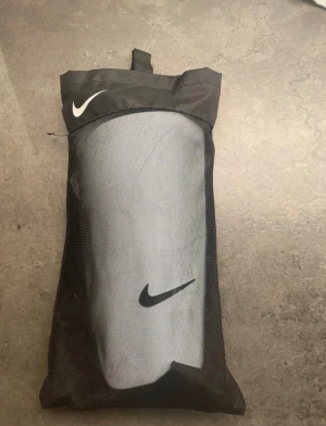 Fotbolls benskydd  - Säljer ett par helt nya forbollsbenskyd 