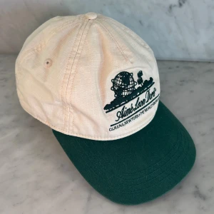 Aimé Leon Dore keps - Exklusiv keps från populära märket Aimé Leon Dore. Kepsen är av 100% bomull och har lyxig känsla, one-size. Nypris ca 900, mitt pris 599. Utmärkt skick bortsett från en liten fläck på insidan men inget som syns vid användning. Pris kan diskuteras!