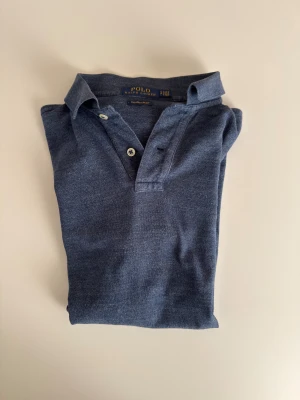 Ralph Lauren Piké - Mörkblå piké från Ralph Lauren, storlek S sitter, tight och fint (182 65KG)