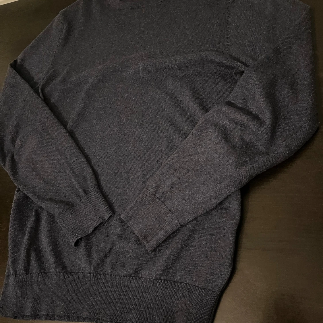 Mörkblå stickad tröja - 1