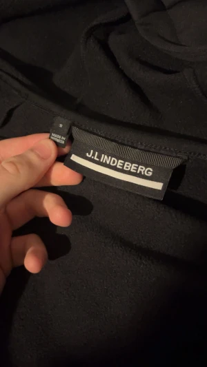 J.lindeberg jacka - Super skön sportig jacka från J.lindeberg, perfekt både i vardagen och i skidbacken! Nypriset ligger på 1700, skicka prisförslag💪🏻