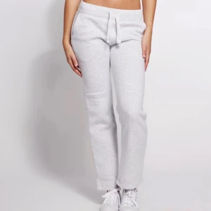 Russemerch mjukisbyxor  - Säljer ett par ljusgrå mjukisbyxor från russemerch i stl xxs. Ser helt oanvända ut.🩷