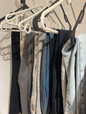 Flera par jeans i olika färger - Säljer flera par jeans i olika färger som svart, grå, blå och ljusblå. Modellerna varierar mellan raka och smala ben. Perfekta för dig som vill ha variation i garderoben och gillar klassiska denimlooks. 3 par kostymbyxor finns också. Vill du ha bild på ett specifikt par skicka ett dm! Säljs för 180/st. Fråga gärna som storlek också!