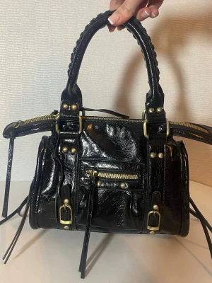 Balenciaga liknande väska  - Handväska som är helt oanvänd. Alxelband följer med 🥰