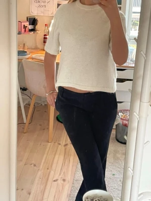 Vit stickad t-shirt med kort ärm - Stickad tröja från Gina. Knappt andvänd.