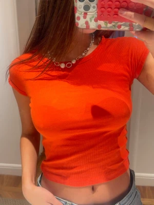 Orange ribbad croppad topp -  orange  topp med korta ärmar och croppad passform. 😝