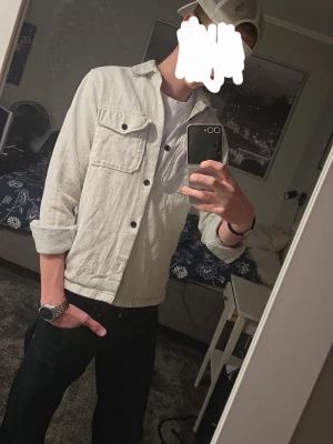 Beige overshirt - Lättstylad beige overshirt i mycket bra skick från Jack&Jones PREMIUM 🙌 Passar S&M💪 Hör av er vid minsta fundering🙂 Pris ej hugget i sten😉