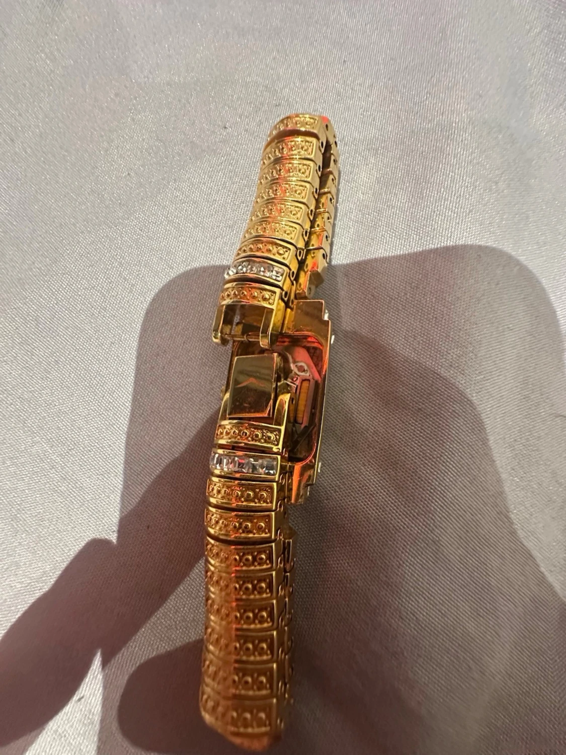 Guldig rektangulär klocka med stenar - 3