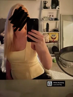 Topp  - Säljer min populära topp från Zara. Fint till allt och och knappt använd därför säljer jag den!! Skriv om mer bilder💗